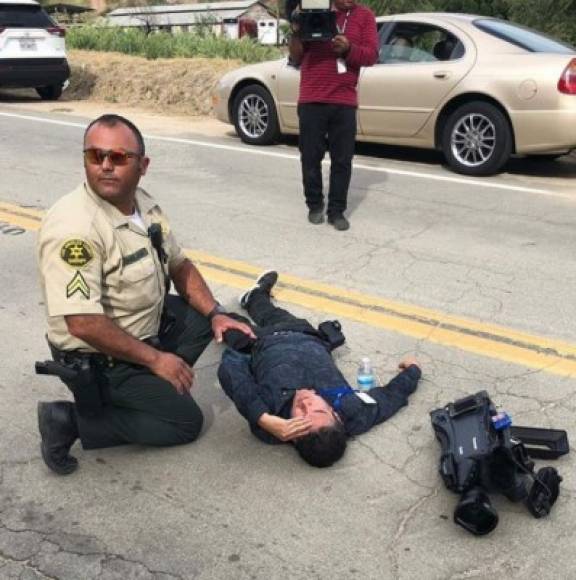 Elementos de la policía de Pasadena, California, llegaron al lugar para calmar los ánimos y asistir al camarógrafo agredido.