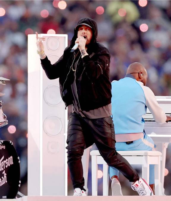 Una explosión que destrozó parte del escenario fue el preludio del aterrizaje de Eminem, que abordó “Lose Yourself”, junto a una banda liderada por Anderson .Paak, ya con la fiesta encarando su recta final.