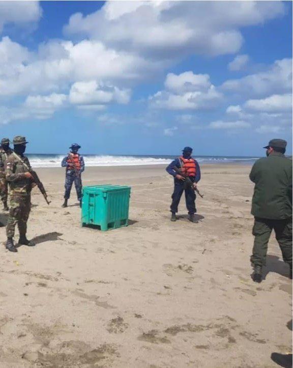 Los militares entregaron el dinero a las autoridades correspondientes.