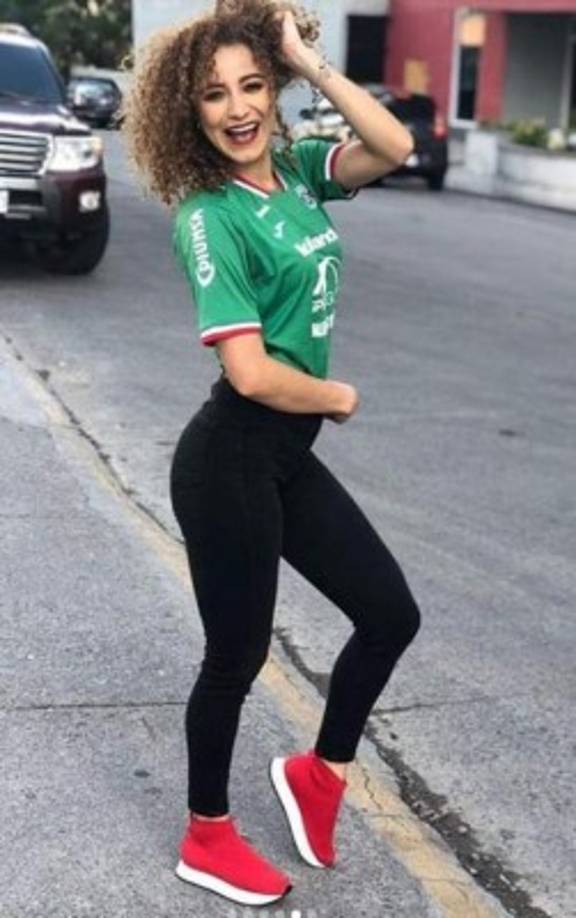 Mayra Tercero es una gran aficionada al Marathón y hoy tiene más motivos para apoyar a los verdes ya que comenzó una relación sentimental con el portero Denovan Torres.