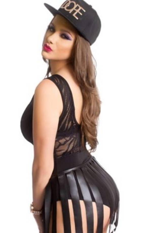 No cabe duda que la chica es una belleza.