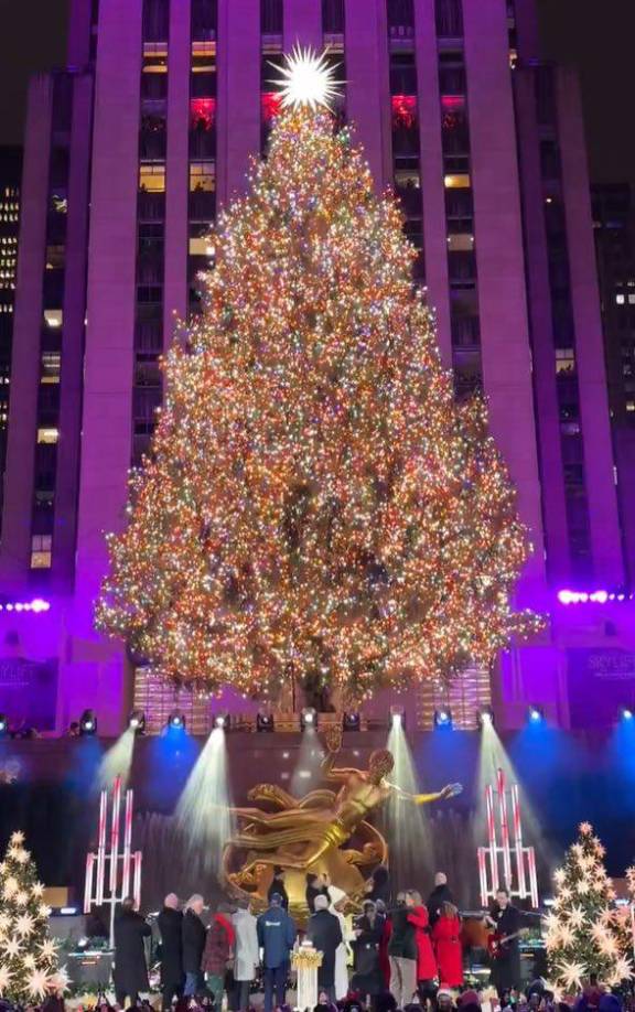 Esta es la primera vez desde 1959 que el árbol, que este año mide 22 metros y pesa once toneladas, procede del estado de Massachusetts, más concretamente del pueblo West Stockbridge.