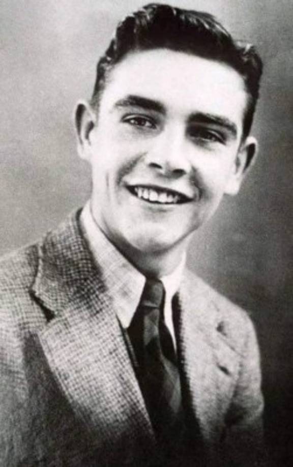 Thomas Sean Connery nació el 25 de agosto de 1930 en el barrio edimburgués de Fountainbridge, un origen que siempre tuvo presente y que le llevó a bautizar a su productora como Fountainbridge Films.<br/><br/>Hijo de una limpiadora y de un conductor de camiones, Connery no lo tuvo fácil para empezar en el mundo de la interpretación, pues tuvo que dejar la escuela a una edad temprana y encadenar diversos trabajos, el primero de ellos como repartidor de leche.