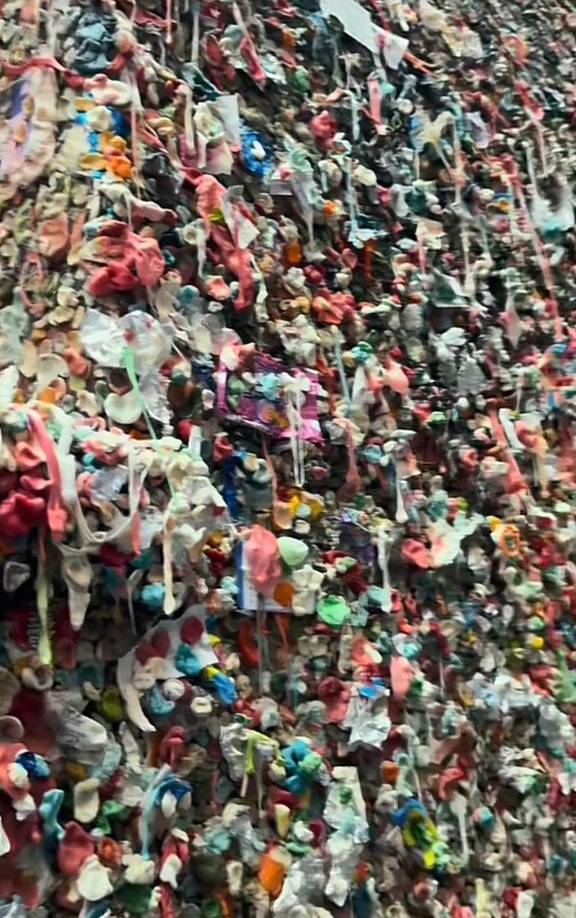 Así luce la pared llena de chicle en Washington, Estados Unidos.