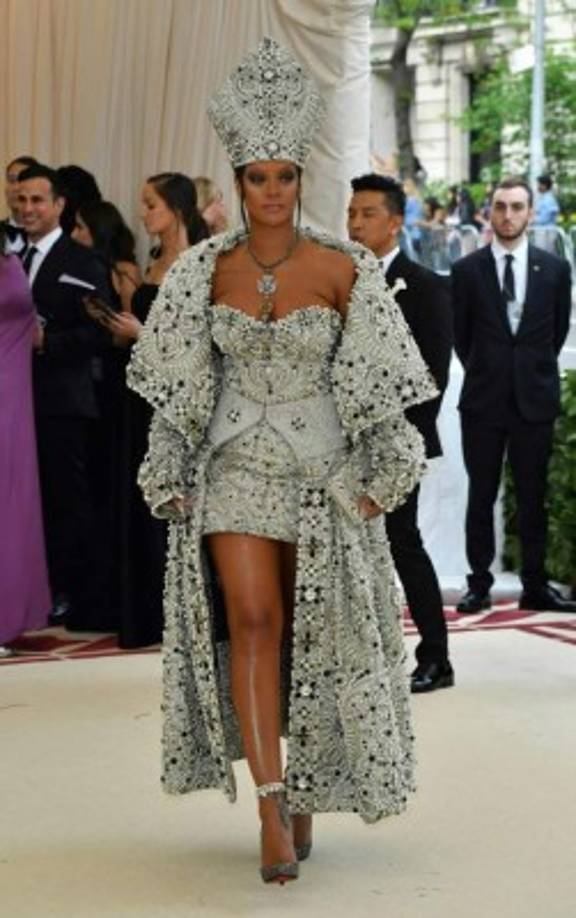 Uno de los atuendos más polémicos fue el de la cantante Rihanna.