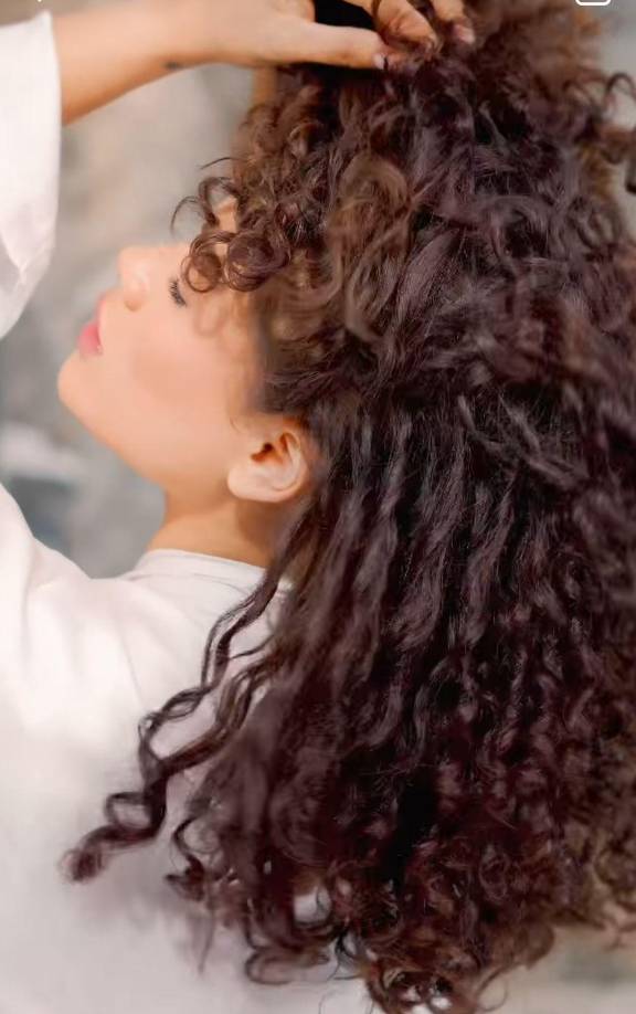 ”Mis rizos, mi esencia, siempre definidos, siempre libres”, escribió Cesia Saénz en cu comercial junto a Pantene.