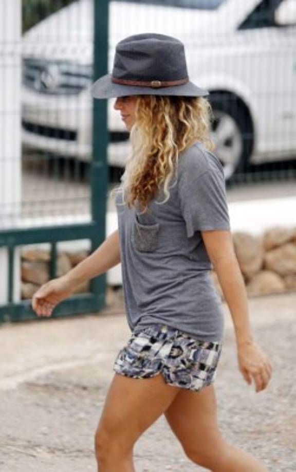 Aunque sus piernas lucían más tonificadas, la sencillez de su vestuario era evidente.