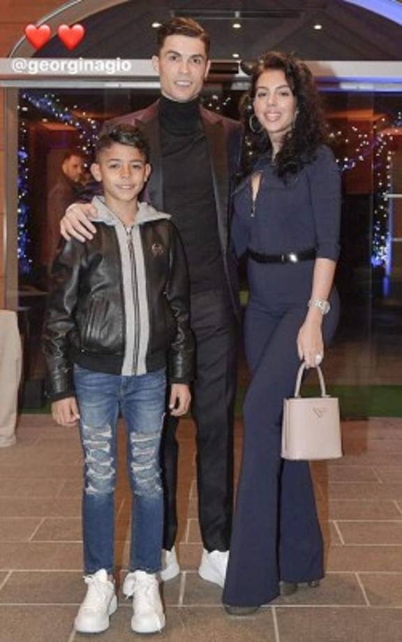 El hijo de Cristiano Ronaldo también acompañó a la pareja y presumieron de una cena romántica.