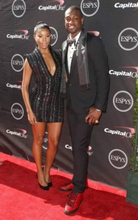 - Gabrielle Union y Dwyane Wade -<br/><br/>La actriz de 'Bring It On' tenía 42 años, cuando se casó con el jugador estadounidense de baloncesto, 10 años menor que ella.<br/>