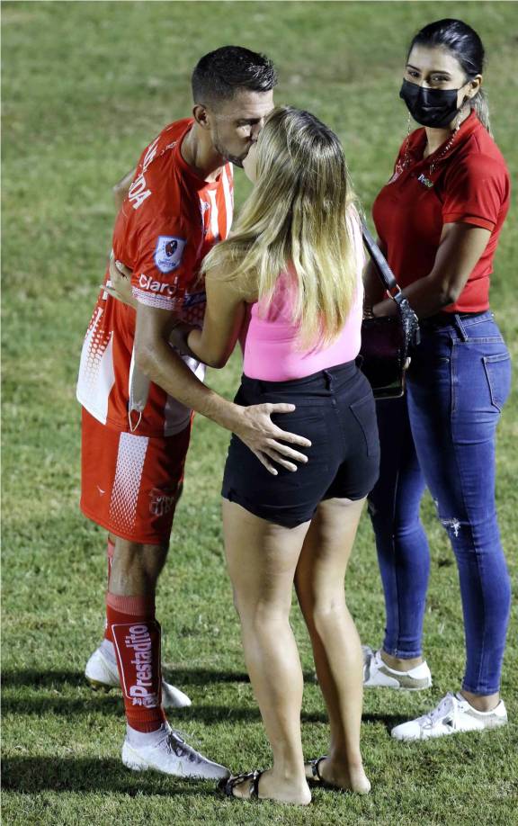 La pareja se dejaba ver en público muy cariñosos, sobre todo en La Ceiba donde jugaba el futbolista uruguayo con el Vida.