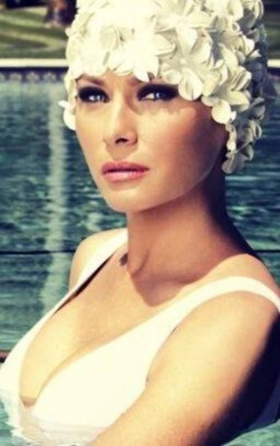 Tras la viralización de la imagen de la ahora primera dama estadounidense en traje de baño, han resurgido las fotografías que Melania protagonizó en traje de baño cuando era una exitosa modelo en la década de los 90.