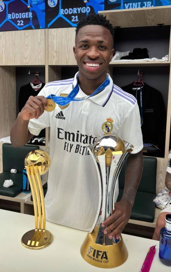 Vinicius, feliz posando con su medalla, su trofeo de MVP del torneo y el de campeón del Mundial de Clubes.