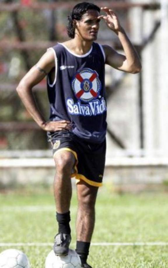 Everaldo Ferreira: El delantero brasileño jugó en Honduras en el Olimpia, Real España y Atlético Choloma. Posteriormente se fue a la Liga de México en donde jugó con el Puebla.