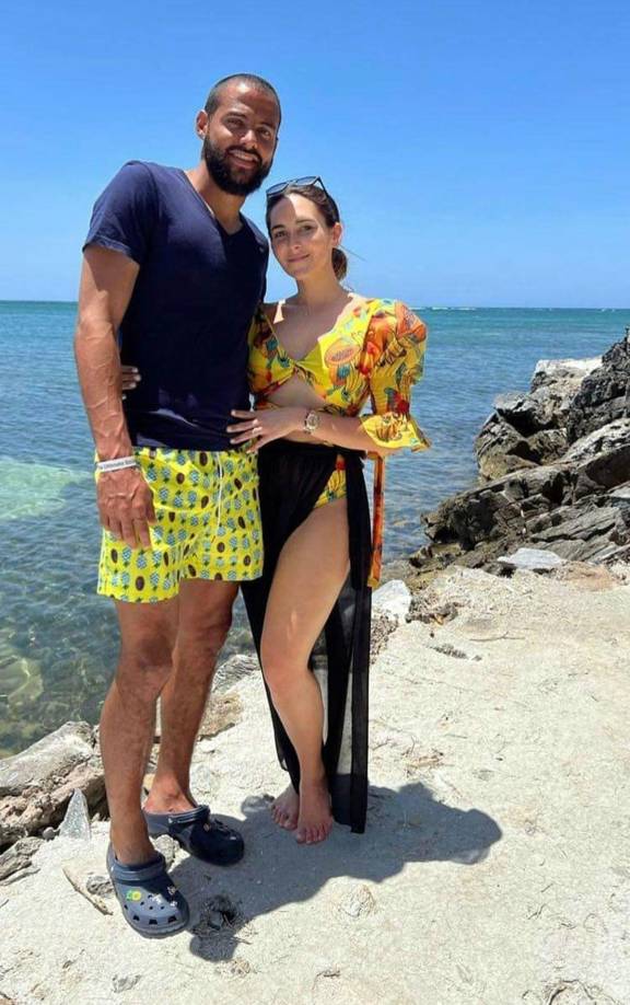 Edrick Menjívar - El portero titular del Olimpia la pasó en la playa acompañado con su hermosa esposa Takashi McNab.