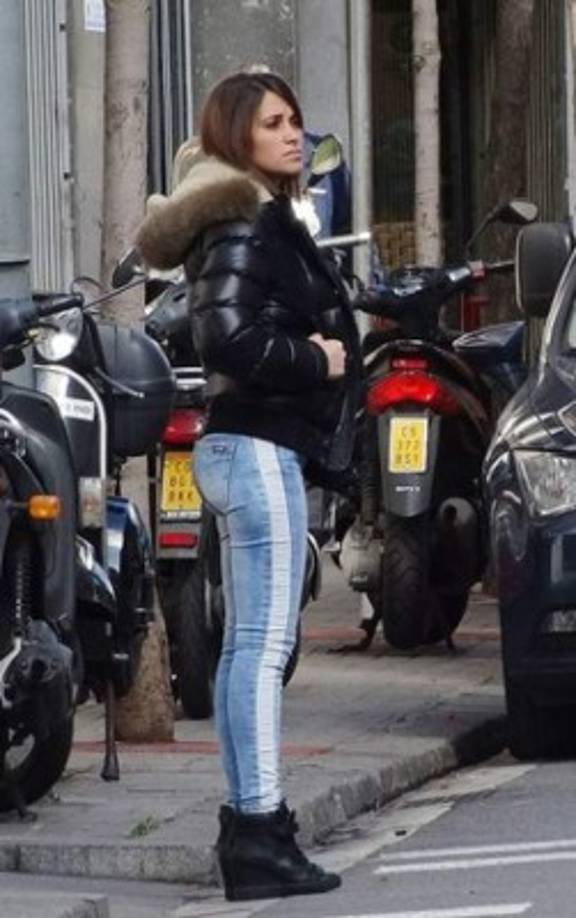 Antonella Roccuzzo caminando por las calles de Barcelona.