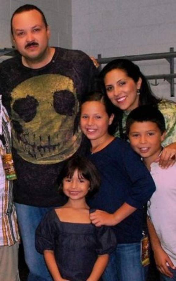 Los reflectores, la música y el aplauso del público la han acompañado durante toda su vida al ser hija del reconocido cantante de música ranchera.