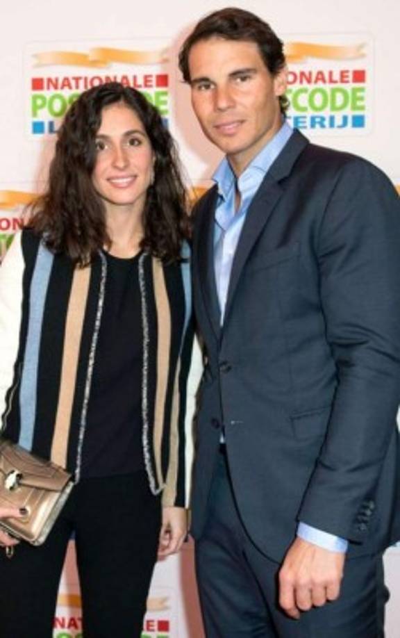 La diseñadora ha escrito que la novia 'estaba espectacular' y sobre el vestido elaborado en el Atelier de Rosa Clará ha detallado que es 'un elegante y sofisticado diseño de alta costura, de líneas puras y delicadas', con escote caja y manga larga, realizado en encaje francés, inspirado en el movimiento artístico Art Déco, compuesto por motivos gráficos y florales.