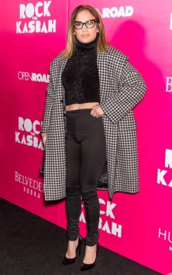 JLo vistió pantalones negros y un jersey de cuello vuelto con brillos del mismo tono. ¿Te gusta su look?