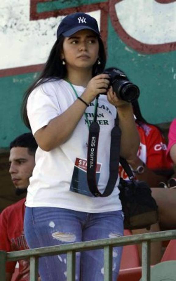 Esta chica tomando fotos del ambiente en el juego Marathón-Vida.