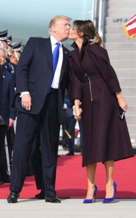 Melania cautivó a su llegada a Seúl usando un abrigo estructural de tonos color vino.<br/><br/>El abrigo tenía mangas voluminosas con ciñe ancho y una cremallera dorada para sujetar el abrigo. Sus zapatos color púrpura daban el toque de color a su atuendo.