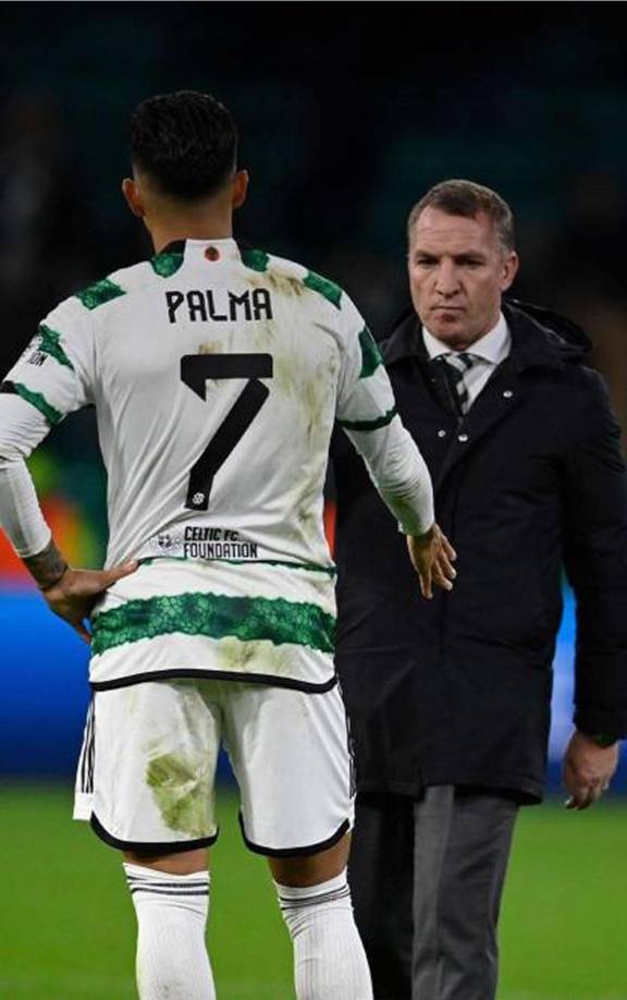 El entrenador norirlandés Brendan Rodgers saludando al hondureño Luis Palma al final del partido.