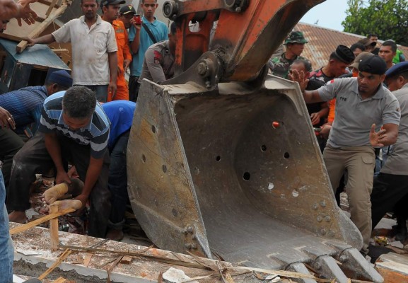 Sismo en Indonesia deja al menos 97 muertos