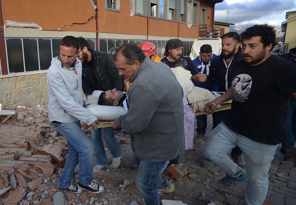 Italia: Rescatistas empiezan la labor contrarreloj