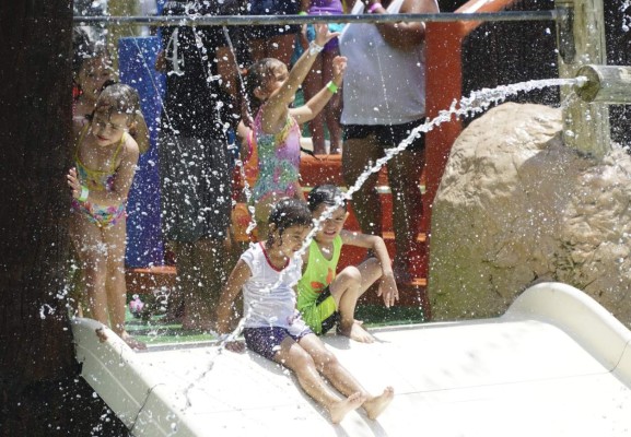 Hondureños abarrotan balnearios para conmemorar el Día del Niño