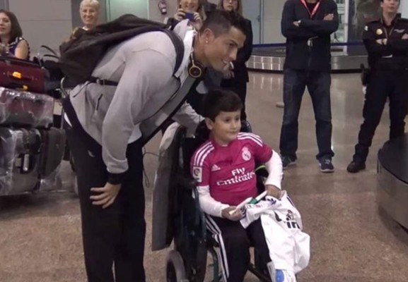 Video: Cristiano Ronaldo y su gesto de crack con un niño