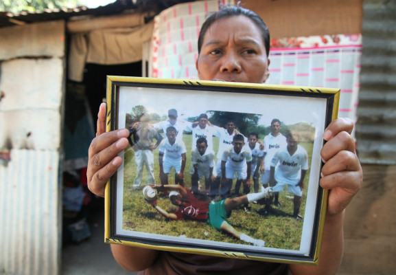 Primera dama ofrece apoyo a familia de guardia asesinado en Choloma