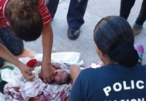 Policías atienden parto en plena calle de Tegucigalpa