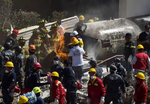 Explota una pipa de gas frente a un hospital infantil de la Ciudad de México