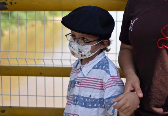 Niño hondureño con cáncer que viaja en caravana busca llegar a EEUU por un milagro