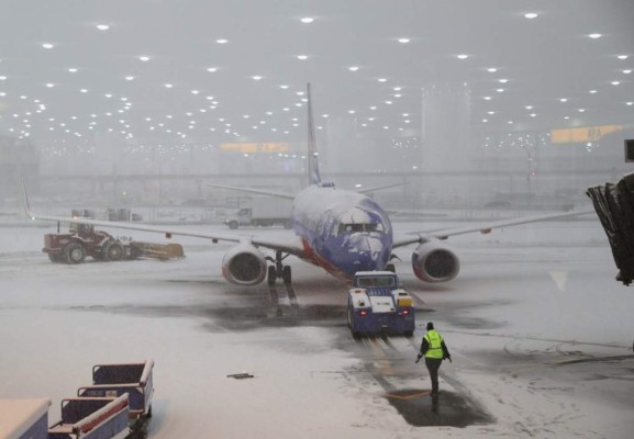 Cancelan más de 500 vuelos por tormenta de nieve en EEUU