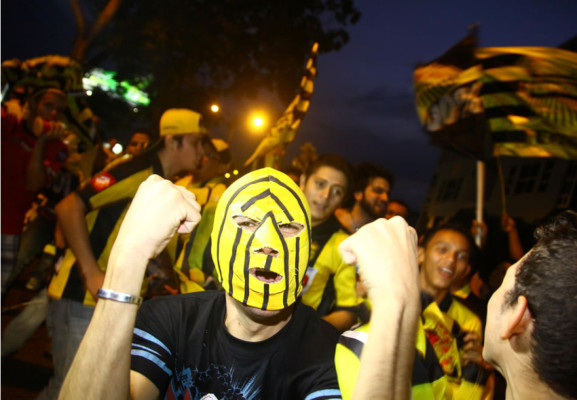 Aficionados del Real España celebran el título en las calles