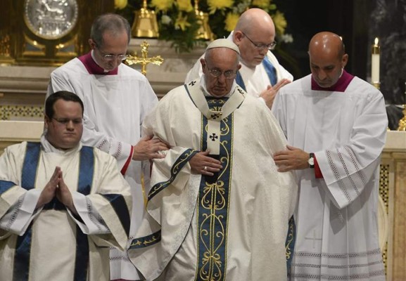 El papa reclama una participación más activa de los laicos en la Iglesia