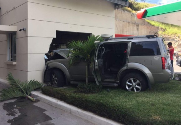 Video: Dos empleadas de un café son embestidas por carro; ¡se salvan de milagro!