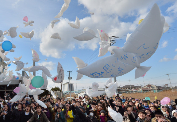 Japón recuerda en silencio el terremoto y tsunami tres años después