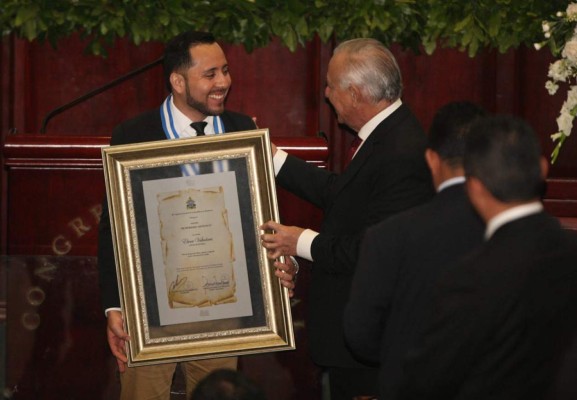 Congreso reconoce la labor de periodistas hondureños