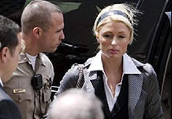 Paris Hilton condenada a mes y medio de prisión