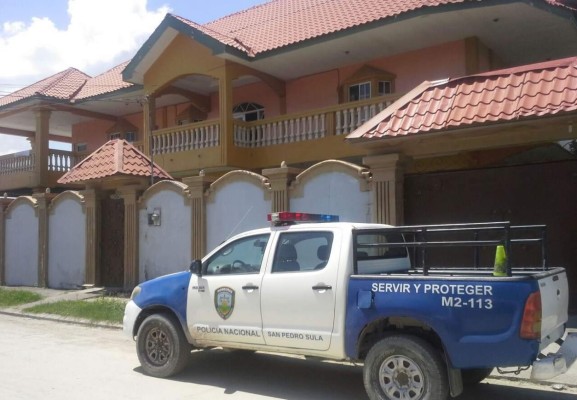 Vecinos de la segunda planta de la casa sintieron mal olor y llamaron a la Policía.