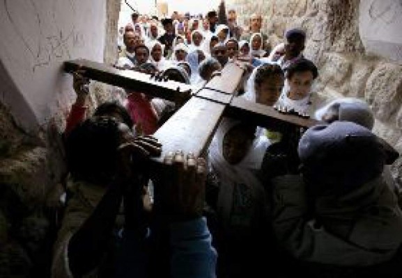 Una legión de peregrinos asiste a procesiones de Viernes Santo en Jerusalén