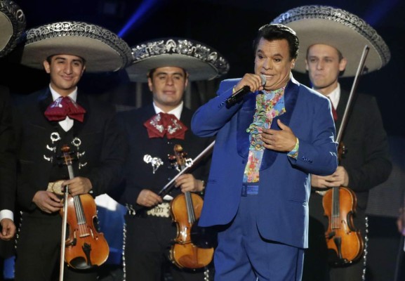 El beso a un narco y los escándalos de Juan Gabriel