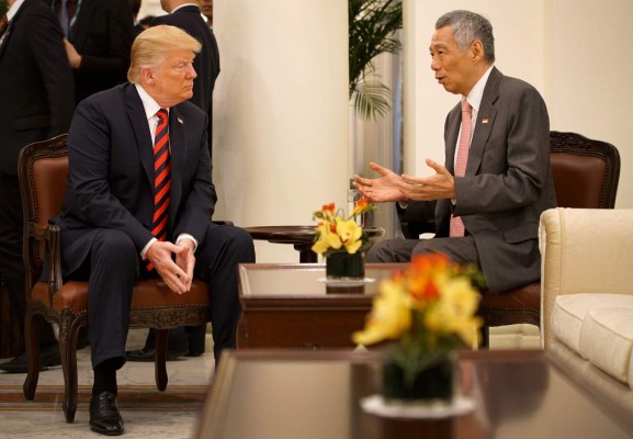 El presidente estadounidense Donald Trump (L) escucha al primer ministro de Singapur Lee Hsien Loong (R) durante su visita a The Istana, la residencia oficial del primer ministro , en Singapur.