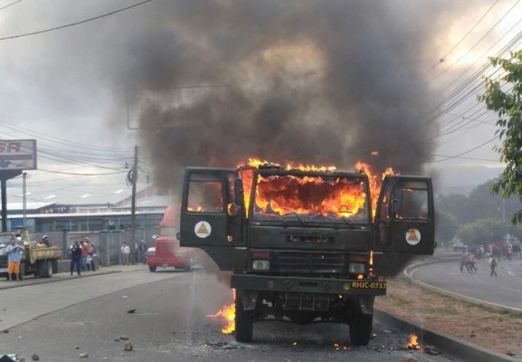 Simpatizantes de la Alianza de Oposición incendian camión militar