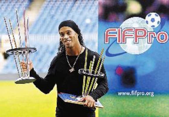 Ronaldinho, el mejor según Fifpro