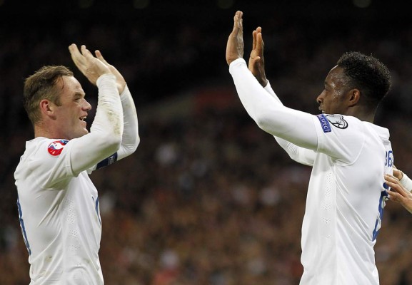 Inglaterra gana a Eslovenia gracias al dúo Rooney-Welbeck