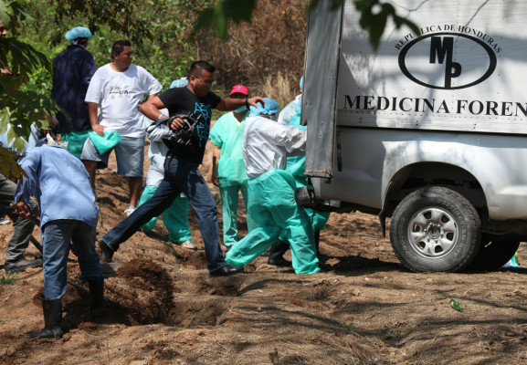 Sepultan 23 cadáveres en fosas comunes
