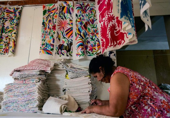 Carolina Herrera indigna a indígenas mexicanos al usar su iconografía