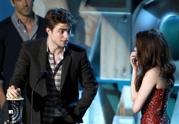 Robert Pattinson besa a Taylor Lautner en vivo